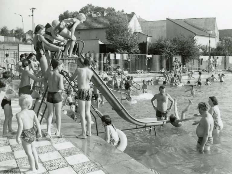 Legendární červená skluzavka (koupaliště Rosice)