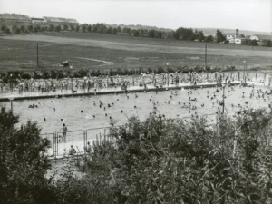 Pohled na velký bazén koupaliště Rosice
