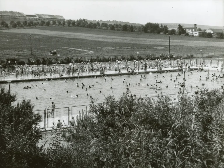 Pohled na velký bazén koupaliště Rosice