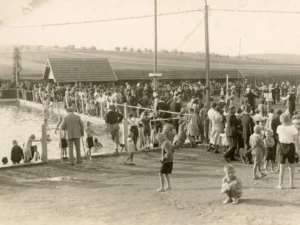 Snímek z roku 1930, pravděpodobně přímo z otevření koupaliště Rosice